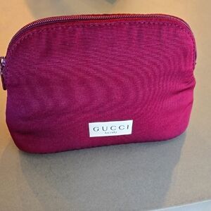 New Never Used Gucci Beauty Cosmetic Bag Burgdany Red Bag & Pink Interior